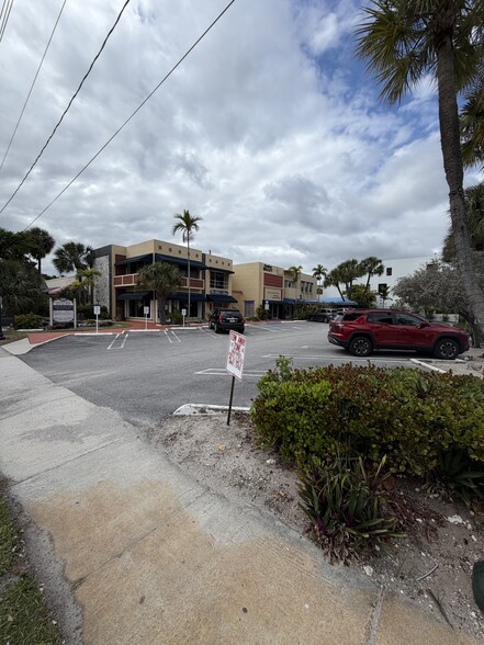 More Photos Of 800 Palm Trl, Delray Beach Office For Sale