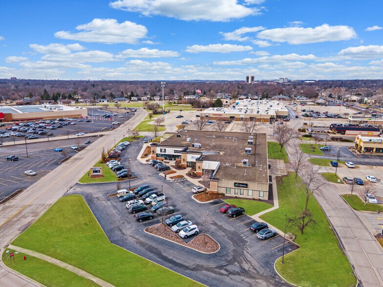 More Photos Of 107 Mall Dr, Normal Freestanding For Lease