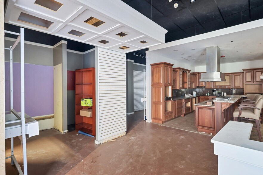 More Photos Of 2451 17th St, Sarasota Showroom For Sale