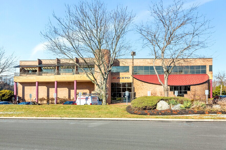 More Photos Of 4 Tri Harbor Ct, Port Washington Flex For Sale