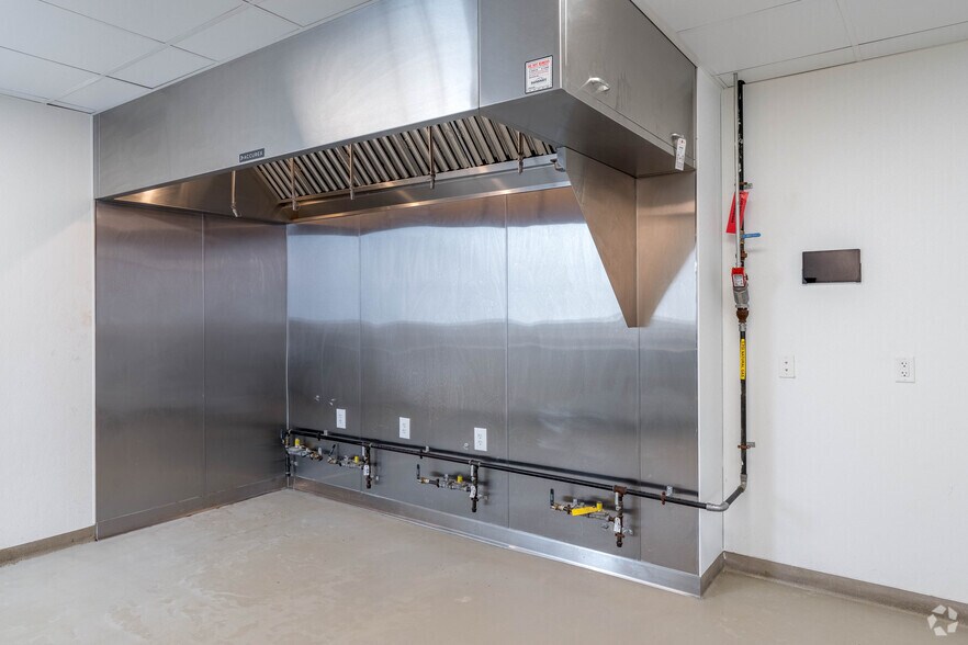 More Photos Of 1015-1025 Currie Ave, Minneapolis General Retail For Lease