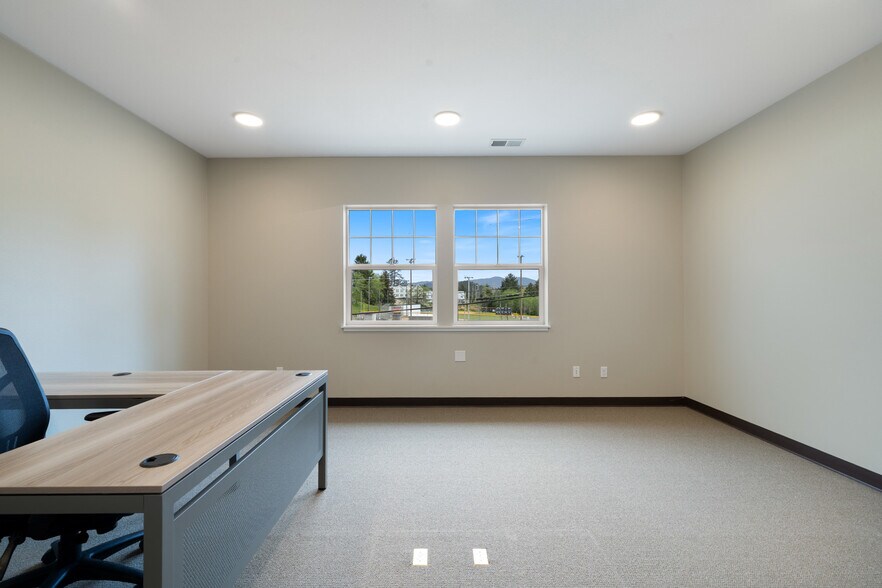 More Photos Of 2210 NE 22nd St, Lincoln City Office For Lease