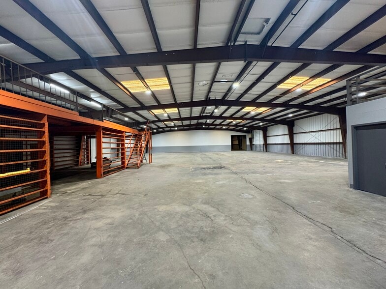 More Photos Of 4321 S Chestnut Ave, Fresno Warehouse For Lease