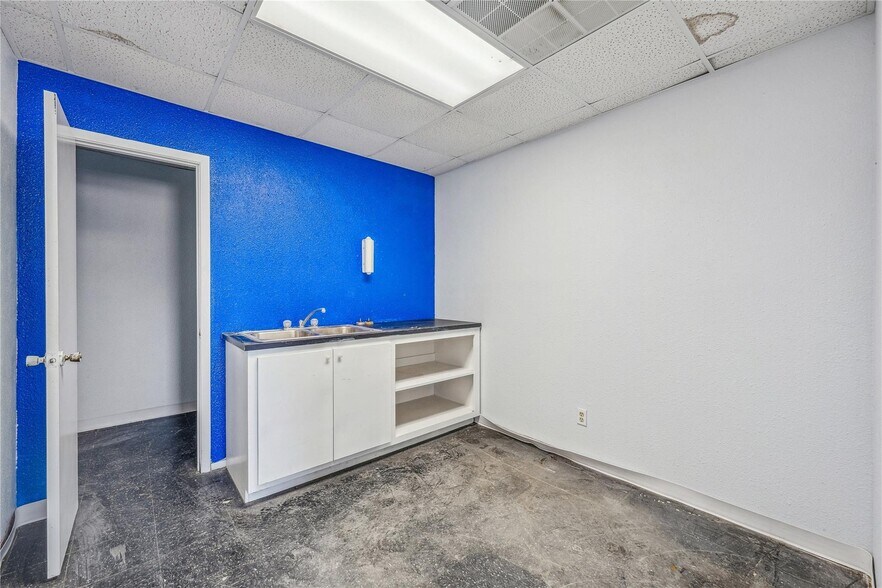 More Photos Of 1497 W Highway 67, Glen Rose Flex For Sale