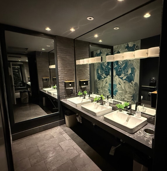 More Photos Of 12215 Ventura Blvd, Studio City General Retail For Lease