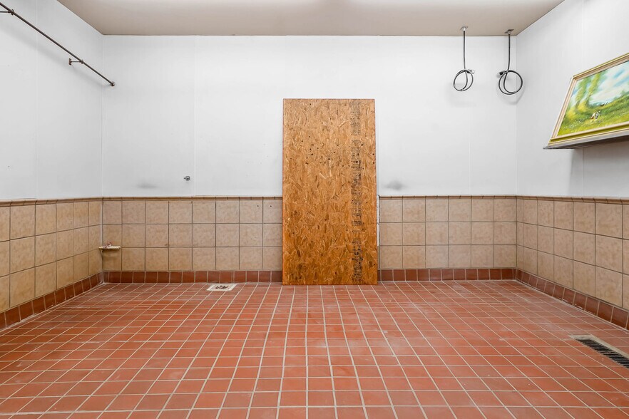 More Photos Of 8977 DuPont Blvd, Lincoln Convenience Store For Sale