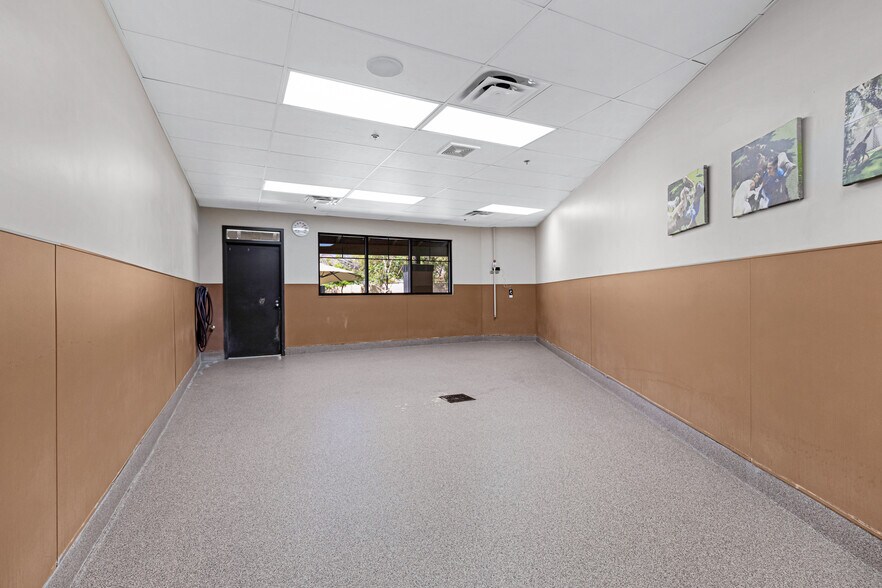 More Photos Of 6909 E Lincoln Dr, Paradise Valley Veterinarian Kennel For Sale