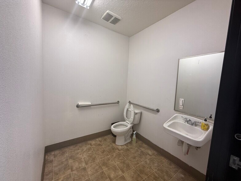 More Photos Of 2819-2827 SE 75th Ave, Hillsboro Light Distribution For Lease