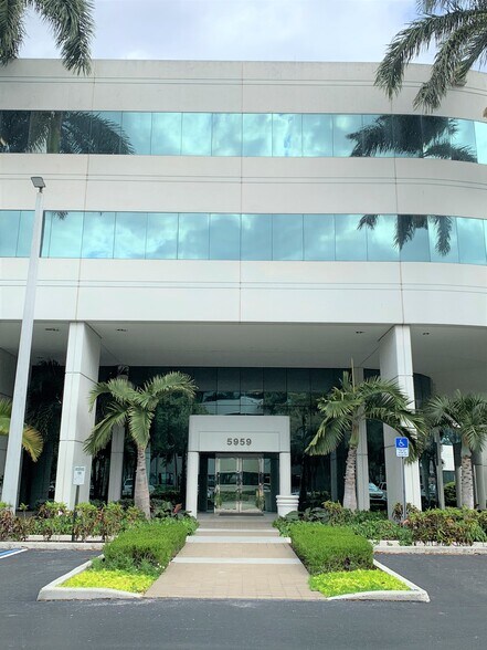 More Photos Of 5959 Waterford District Dr, Miami Office For Lease