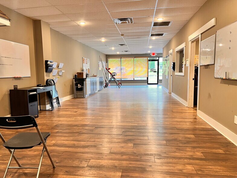 More Photos Of 810 Ohio Pike, Withamsville Office For Lease