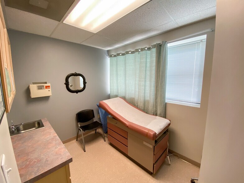 More Photos Of 26005 Ridge Rd, Damascus Medical For Lease