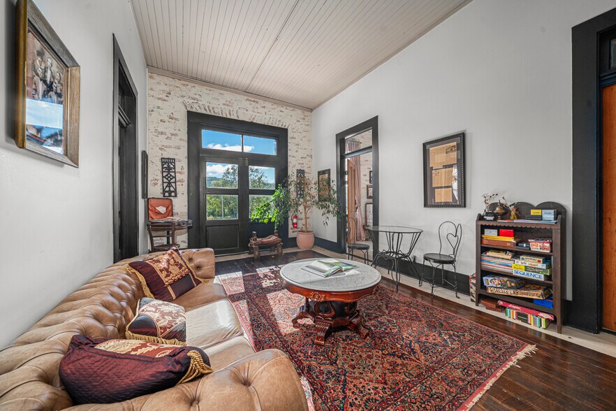More Photos Of 411 E Front Ave, Chester Hospitality For Sale