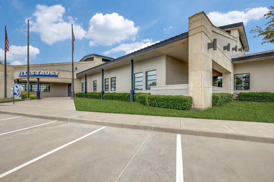 Primary Photo Of 1900 Country Club Dr, Mansfield Bank For Lease