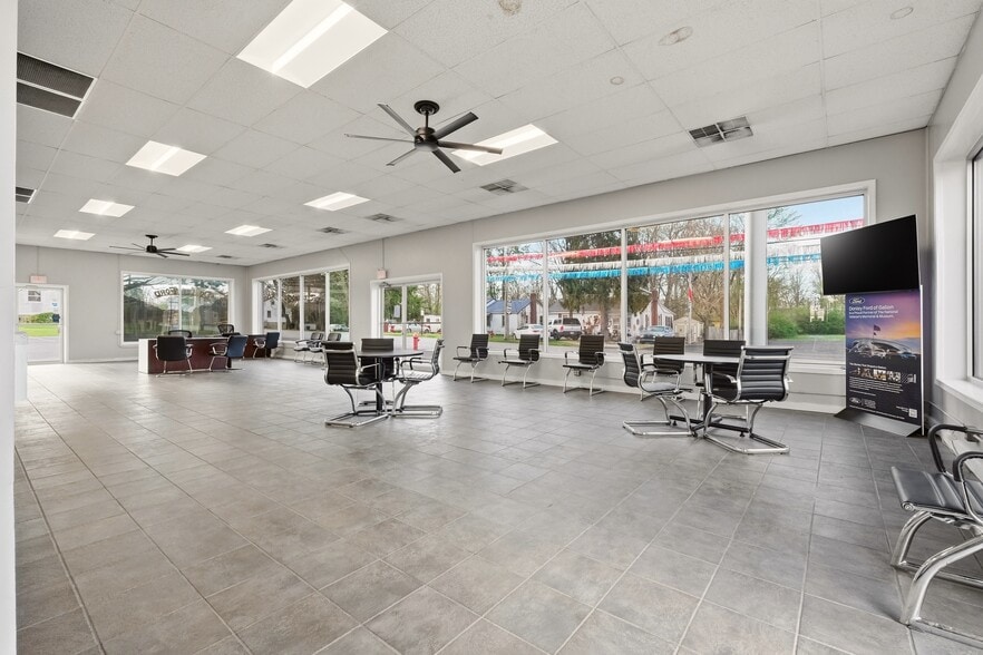 More Photos Of 702 Charles St, Galion Auto Dealership For Sale
