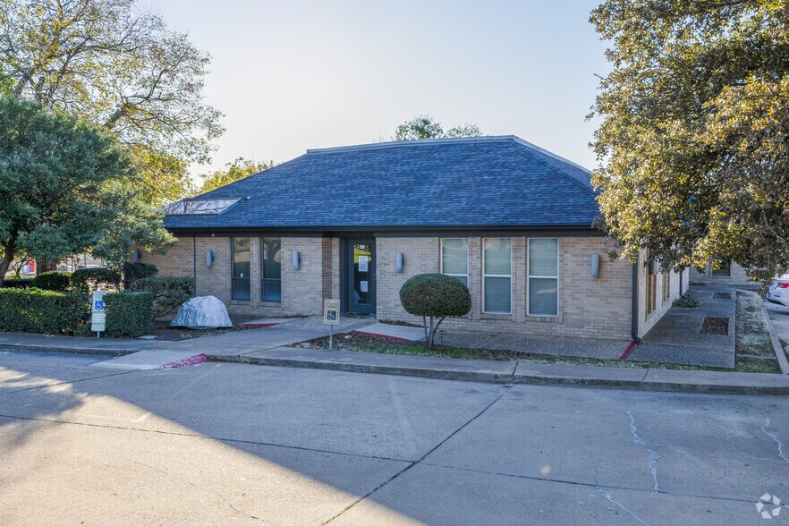 Primary Photo Of 319-321 Bonnie Brae St, Denton Medical For Lease
