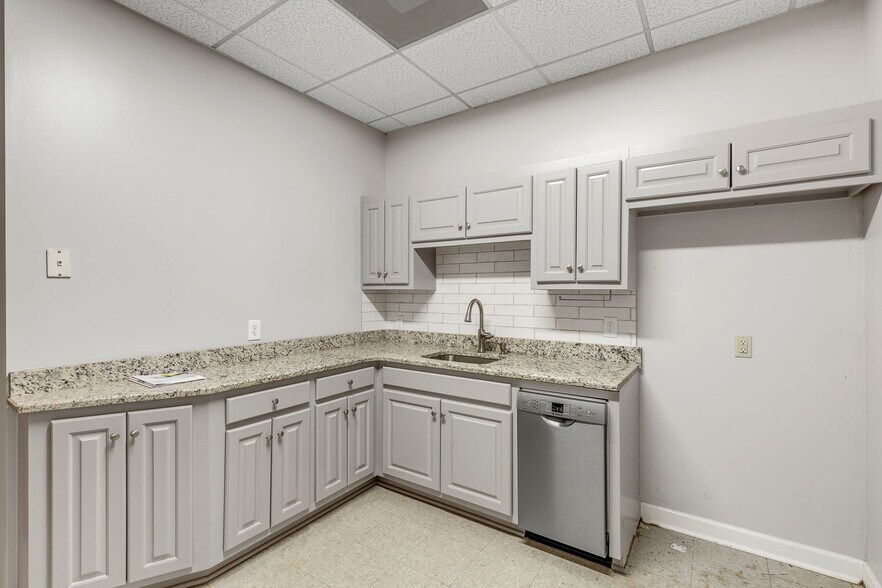 More Photos Of 4 Progress Rd, Greenville Flex For Lease