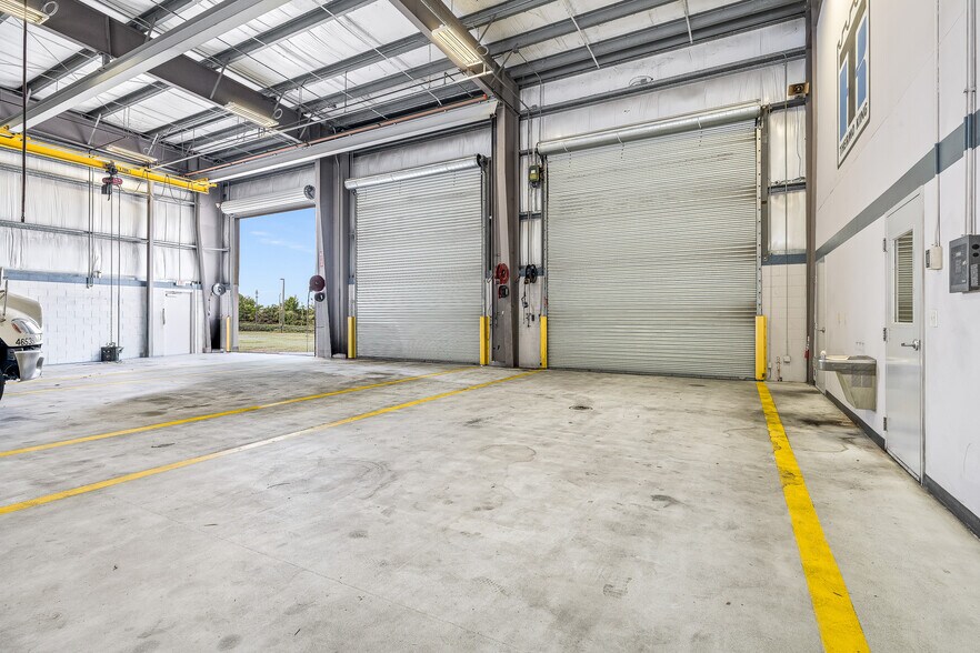 More Photos Of 9707 Bachman Rd, Orlando Warehouse For Lease