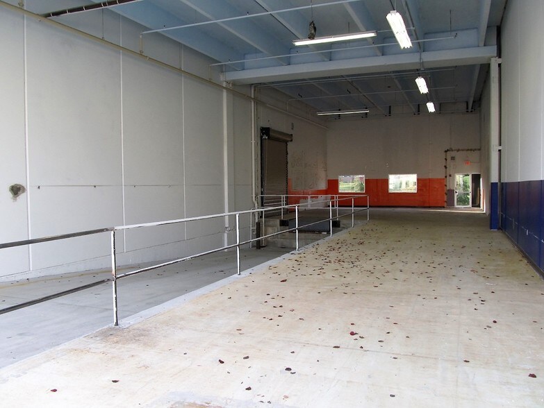 More Photos Of 731 N 17th St, St Charles Light Distribution For Lease