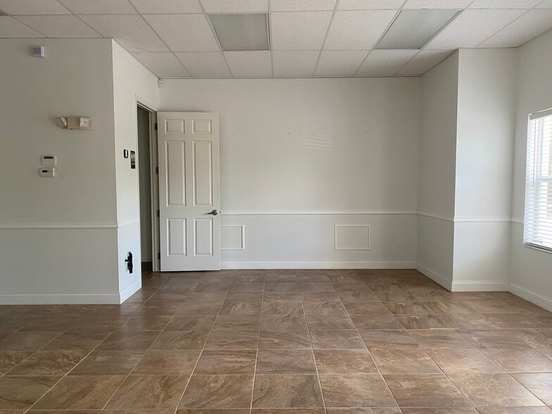 More Photos Of 2047-2071 Global Ct, Sarasota Warehouse For Lease