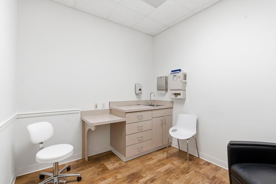 More Photos Of 5552 N Farmer Branch Rd, Ozark Office For Sale