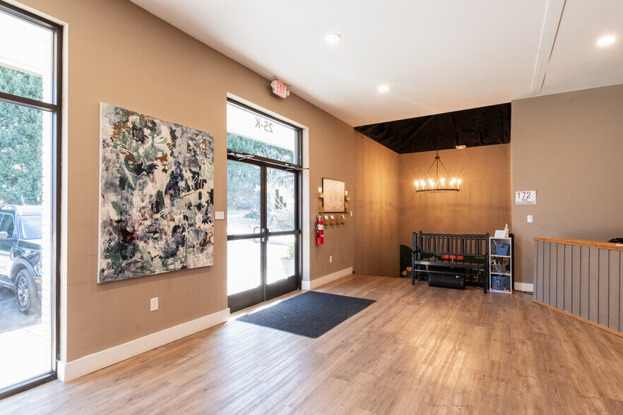 More Photos Of 25 Sweetbriar Rd, Greenville Office For Lease
