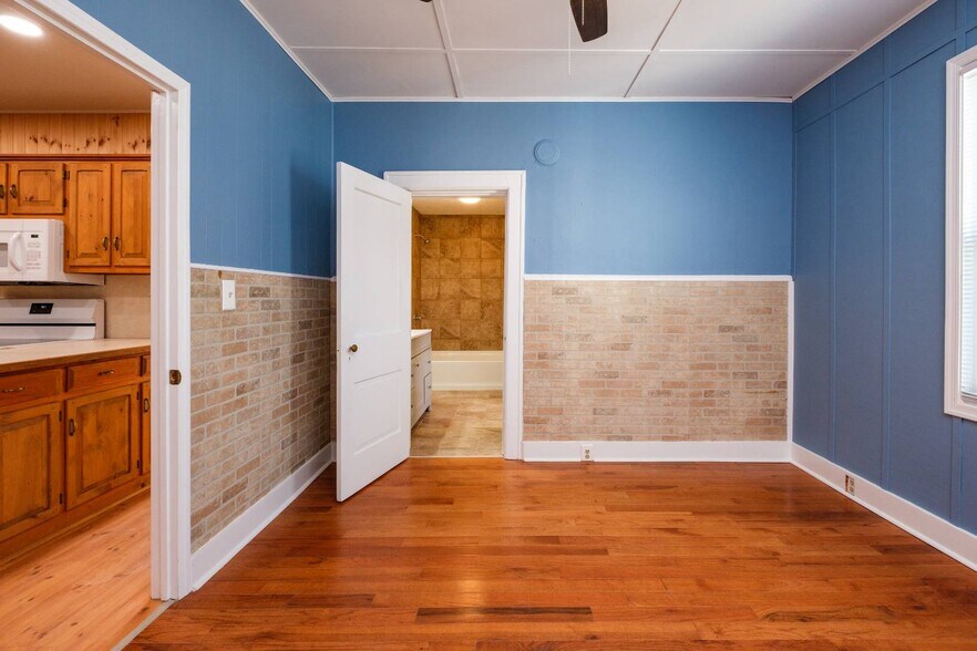 More Photos Of 9604 S Congress St, New Market Office For Sale