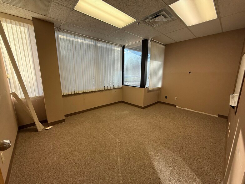 More Photos Of 12635-12651 Hemlock St, Overland Park Showroom For Sale