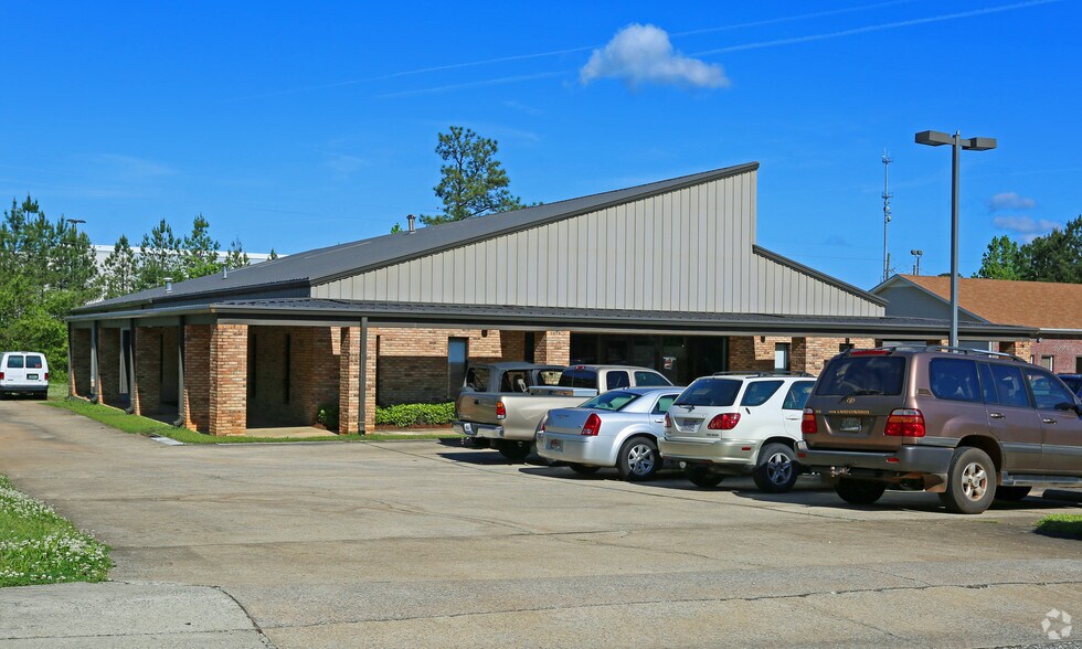 More Photos Of 140 Business Center Dr, Birmingham Industrial For Lease