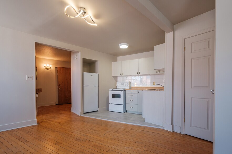 More Photos Of 155-159 Wellington St, Kingston Storefront Retail Residential For Lease