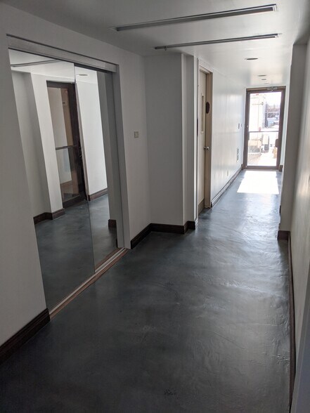 More Photos Of 6575-6577 N Avondale Ave, Chicago Service For Lease