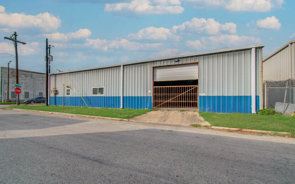 More Photos Of 5747 Northdale St, Houston Industrial For Lease