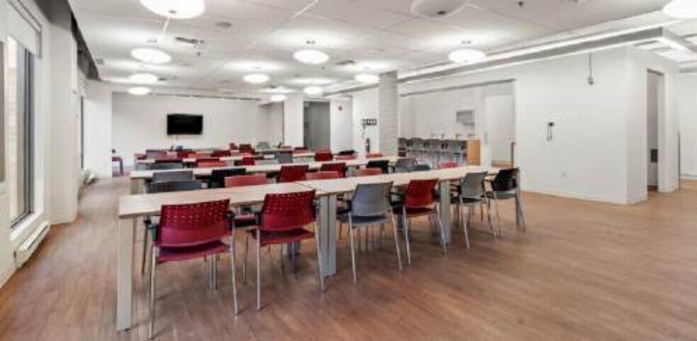 More Photos Of 1010 Rue de Sérigny, Longueuil Office For Lease