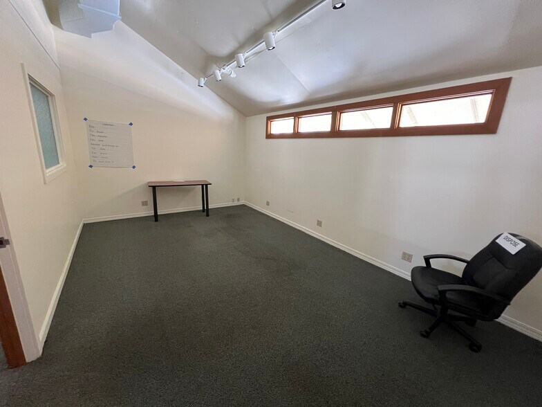 More Photos Of 894 Queen St, Honolulu Storefront Retail Office For Lease