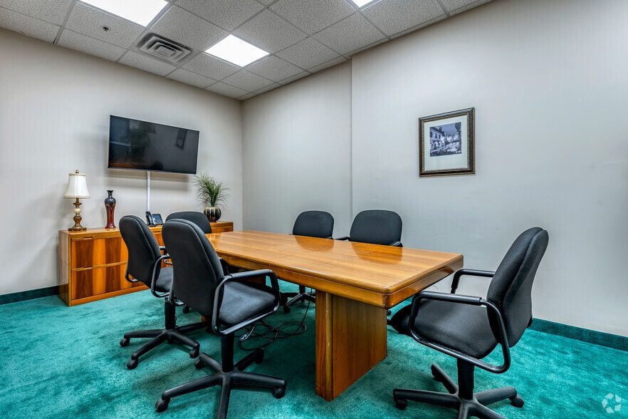 More Photos Of 6151 Lake Osprey Dr, Sarasota Office For Lease