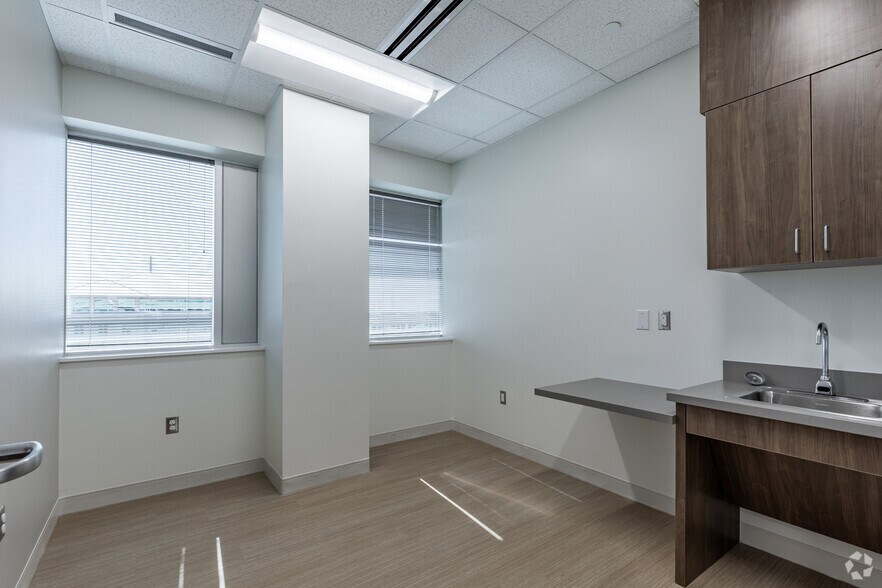 More Photos Of 540 Madison Oak Dr, San Antonio Medical For Lease