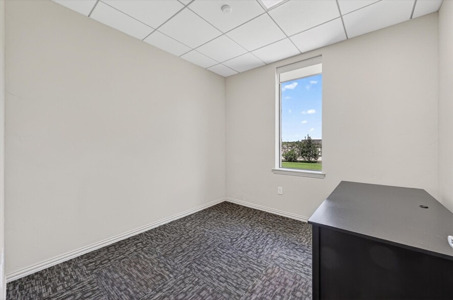 More Photos Of 6200 Stone Hill Farms Pky, Flower Mound Loft Creative Space For Lease