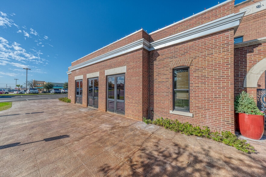 More Photos Of 1916 Martin Dr, Weatherford Office For Lease