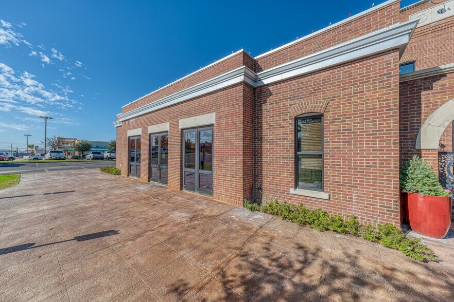 More Photos Of 1916 Martin Dr, Weatherford Office For Lease