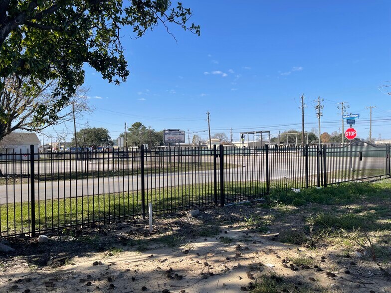 More Photos Of 2102 Aldine Bender Rd, Houston Industrial For Sale