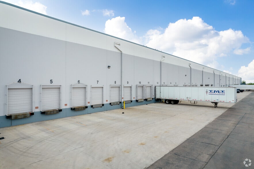 More Photos Of 101 N 103rd Ave, Tolleson Distribution For Lease