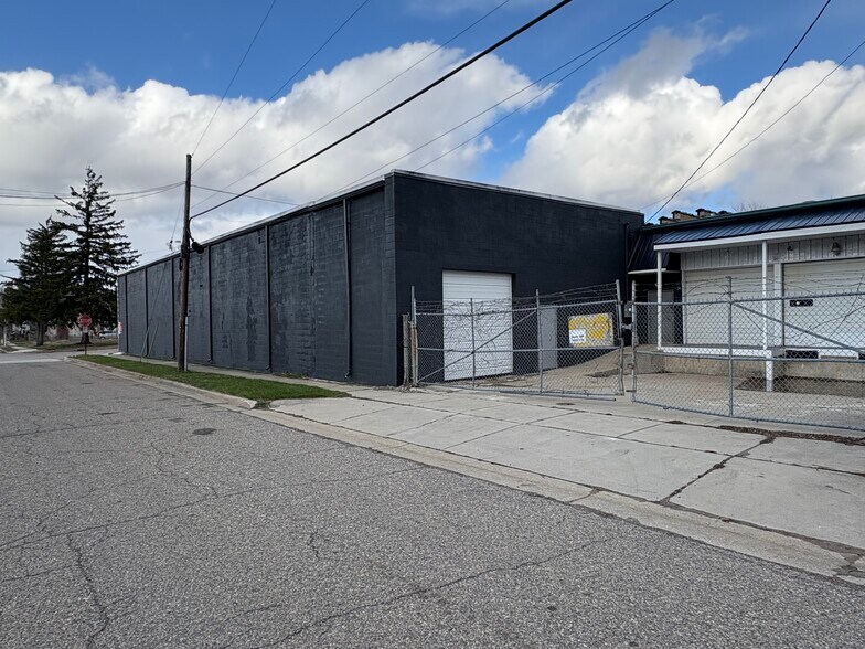 More Photos Of 500 Auburn Rd, Pontiac Warehouse For Lease