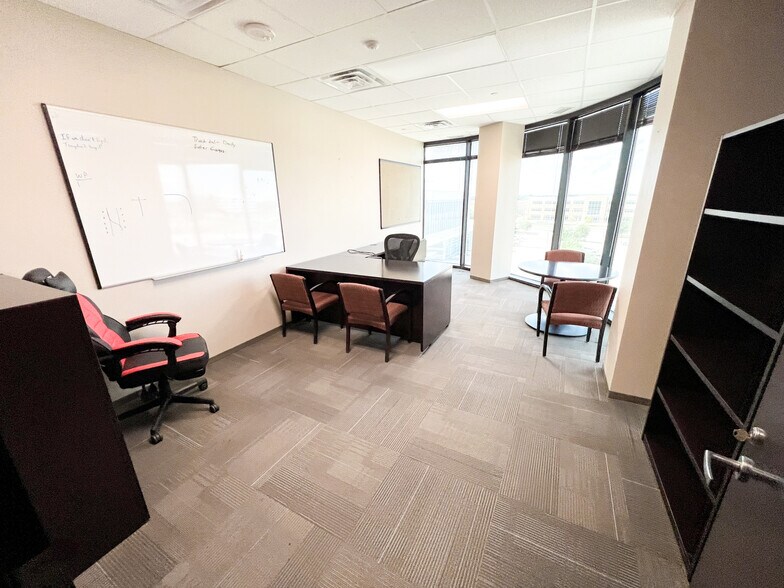 More Photos Of 303 Veterans Airpark Ln, Midland Office For Lease