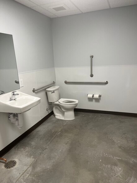 More Photos Of 1170 S 29th St W, Billings Flex For Lease