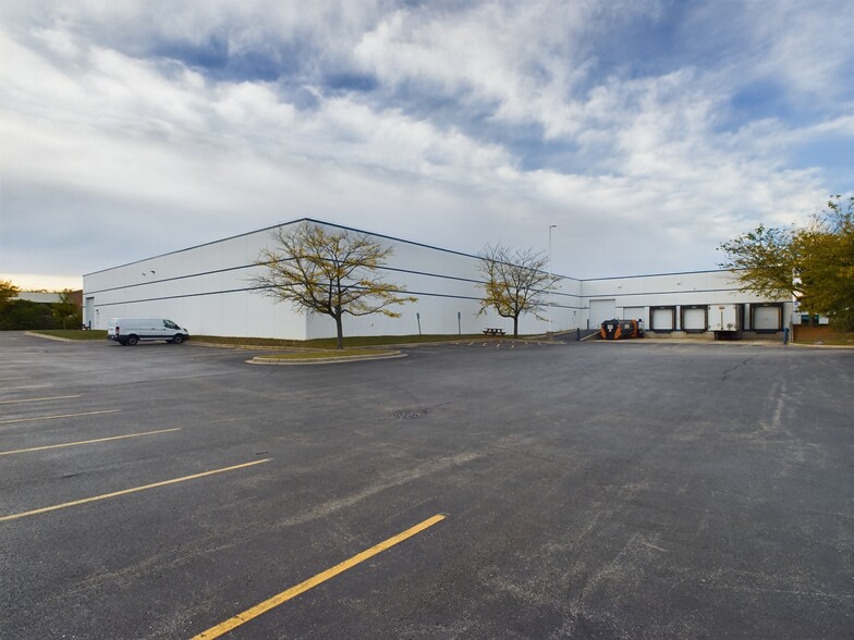 Primary Photo Of 585 Capital Dr, Lake Zurich Warehouse For Sale