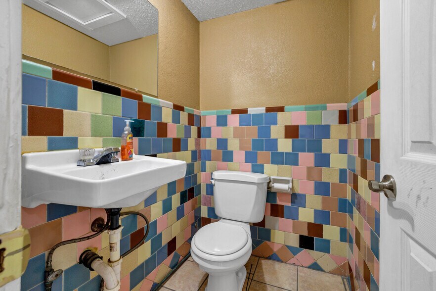 More Photos Of 914 W Commerce St, Dallas Showroom For Lease