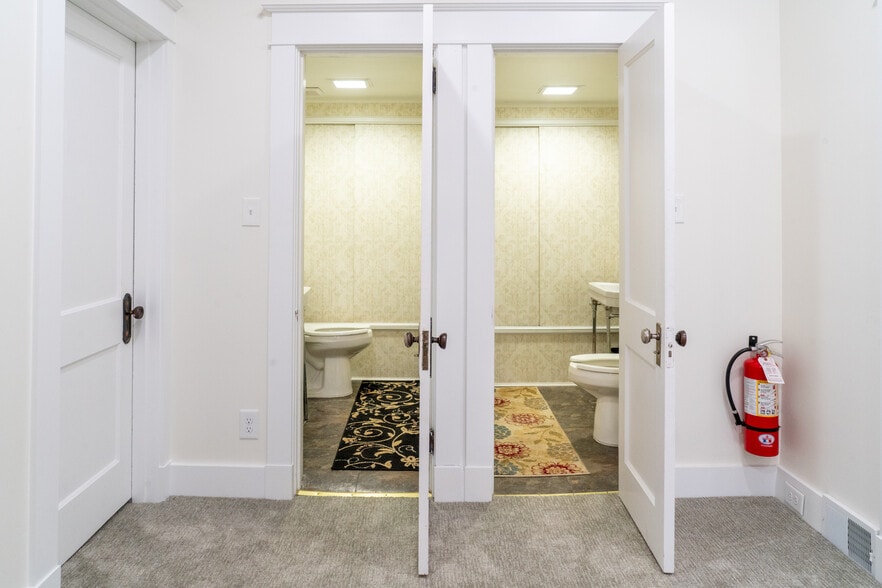 More Photos Of 2860 Perrysville Ave, Pittsburgh Funeral Home For Sale