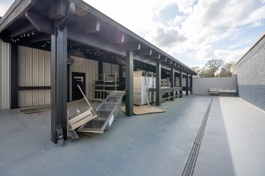 More Photos Of 211 S Magnolia St, Woodville Flex For Sale