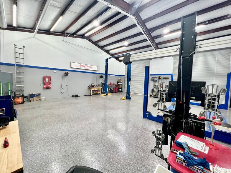 More Photos Of 1308 N Frazier St, Conroe Service For Sale