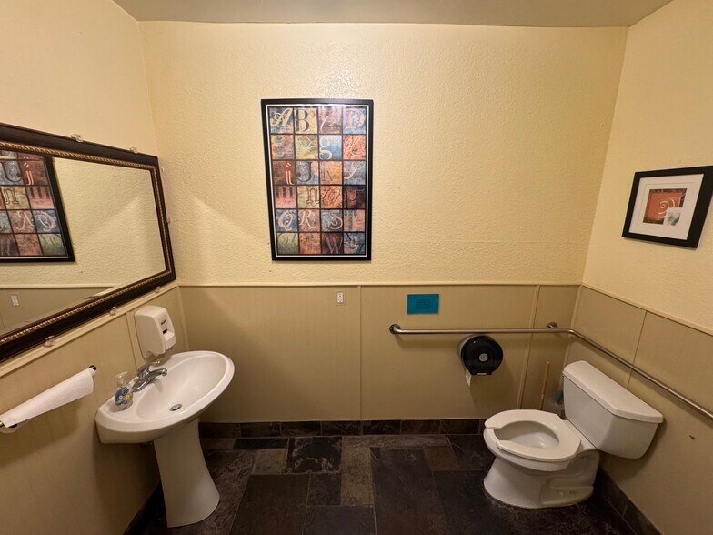 More Photos Of 31975-31985 Lodge Rd, Auberry Medical For Lease