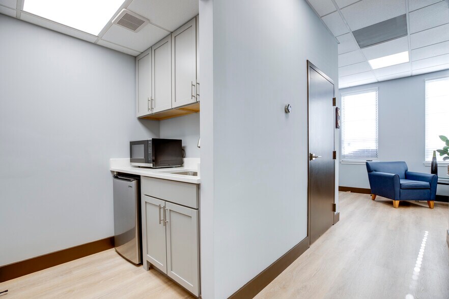 More Photos Of 7008 Little River Tpke, Annandale Medical For Sale